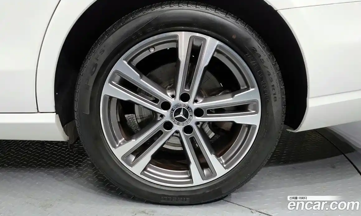 Mercedes-Benz E-Class 2021 2.0 Автомат в Москве № 161375, фото 1