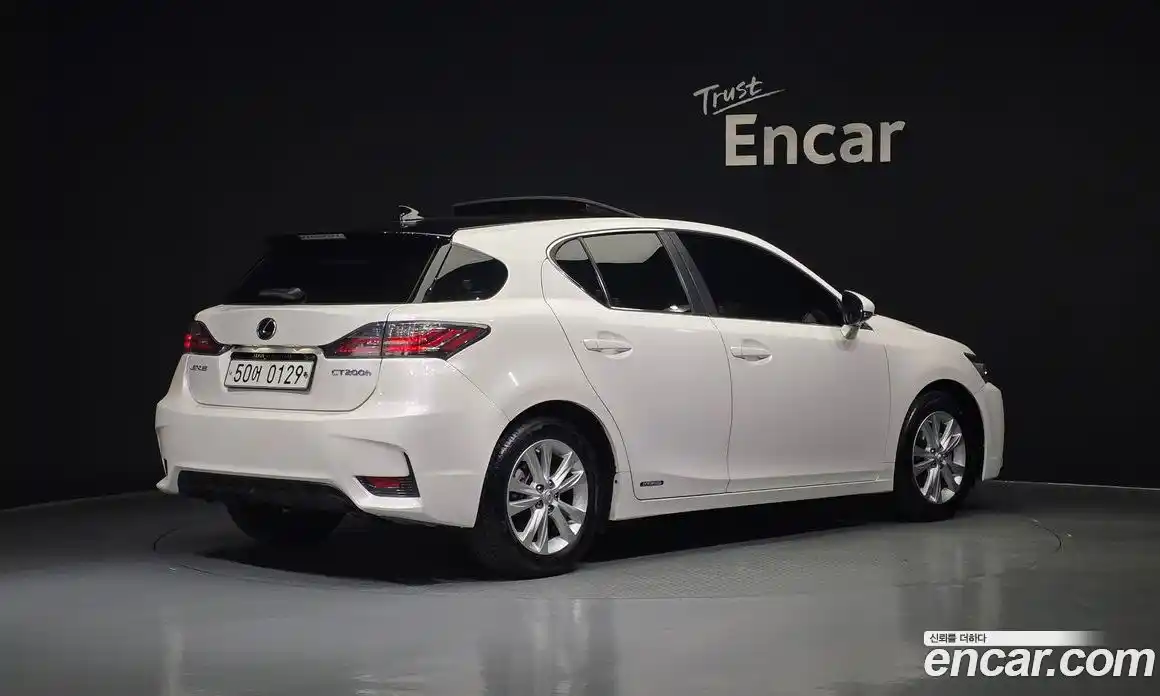 Lexus CT200h 2017 1.8 Автомат в Москве № 198877, фото 1