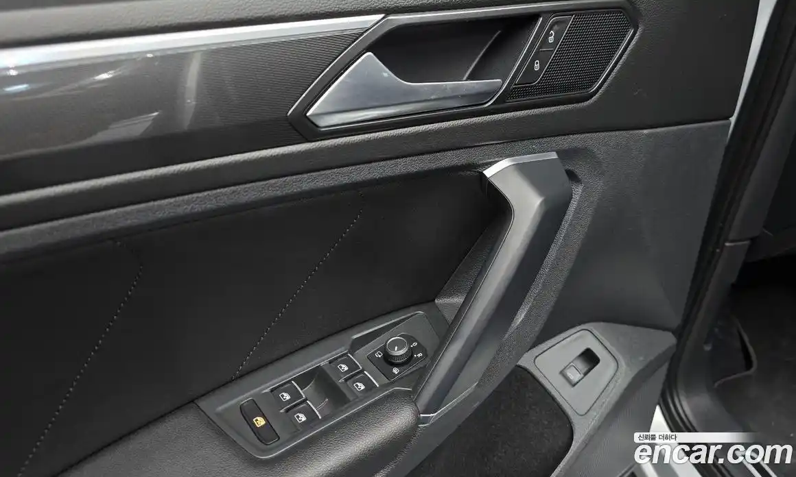 Volkswagen Tiguan 2018 2.0 Автомат в Москве № 215141, фото 17