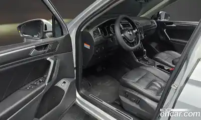 Volkswagen Tiguan 2018 2.0 Автомат в Москве № 215141, миниатюра 2