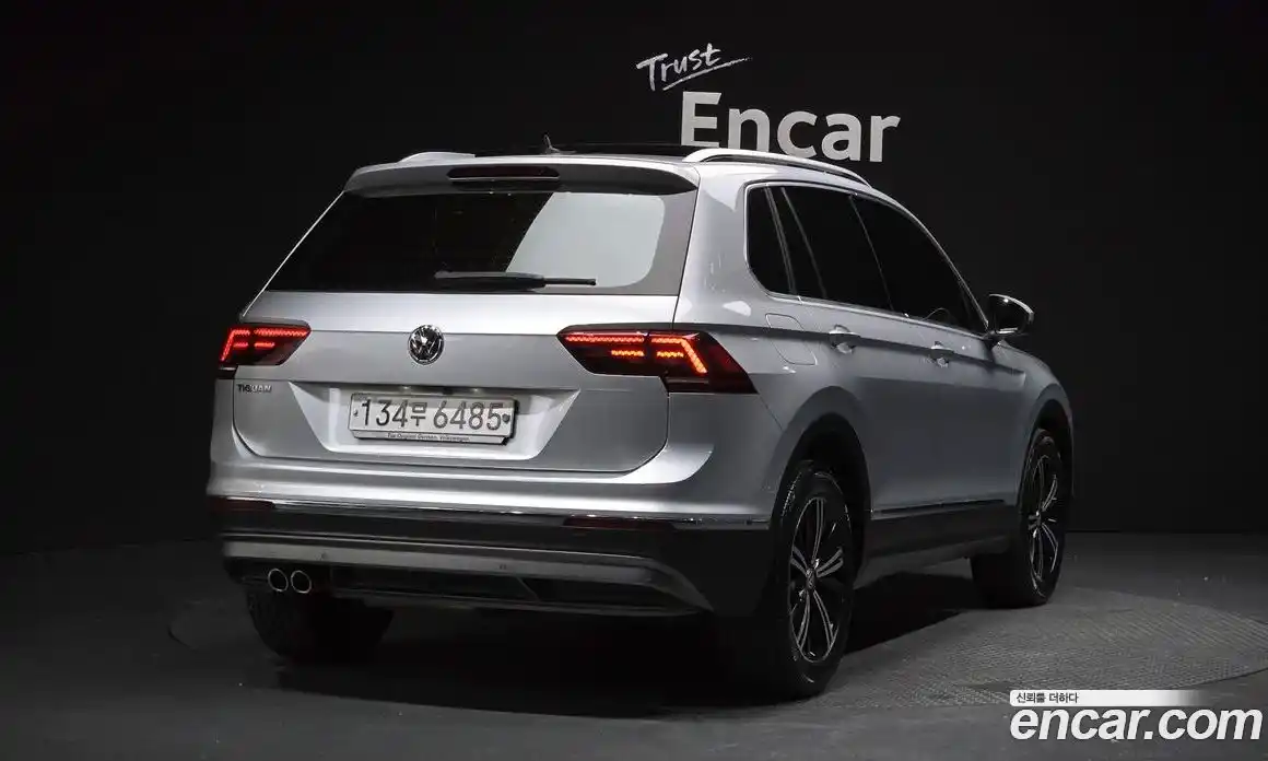 Volkswagen Tiguan 2018 2.0 Автомат в Москве № 215141, фото 3