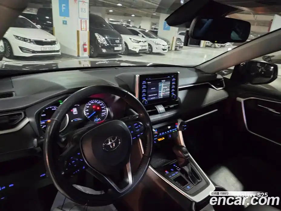 Toyota RAV4 2020 2.5 Автомат в Москве № 361281, фото 13