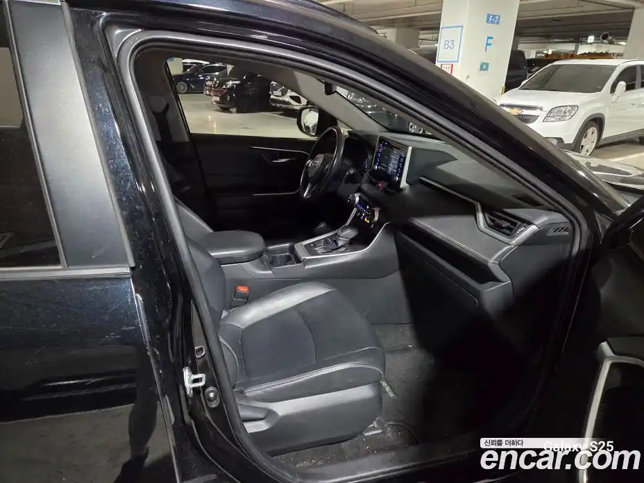 Toyota RAV4 2020 2.5 Автомат в Москве № 361281, фото 14