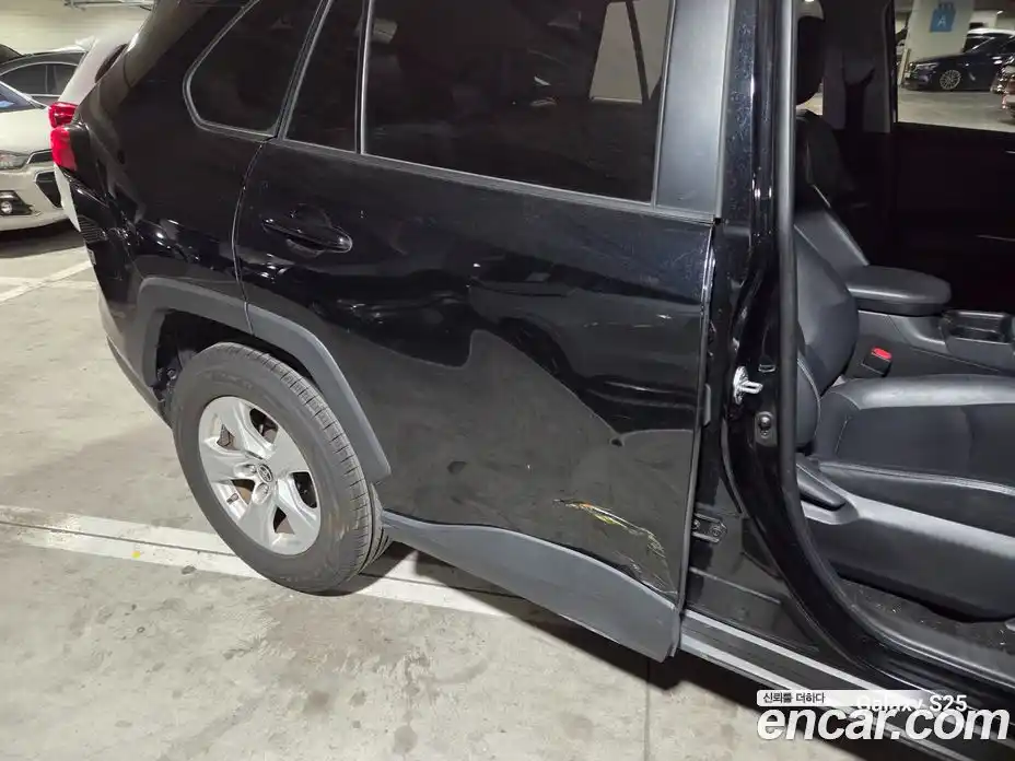 Toyota RAV4 2020 2.5 Автомат в Москве № 361281, фото 19