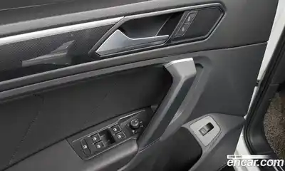 Volkswagen Tiguan 2023 2.0 Автомат в Москве № 168700, миниатюра 2