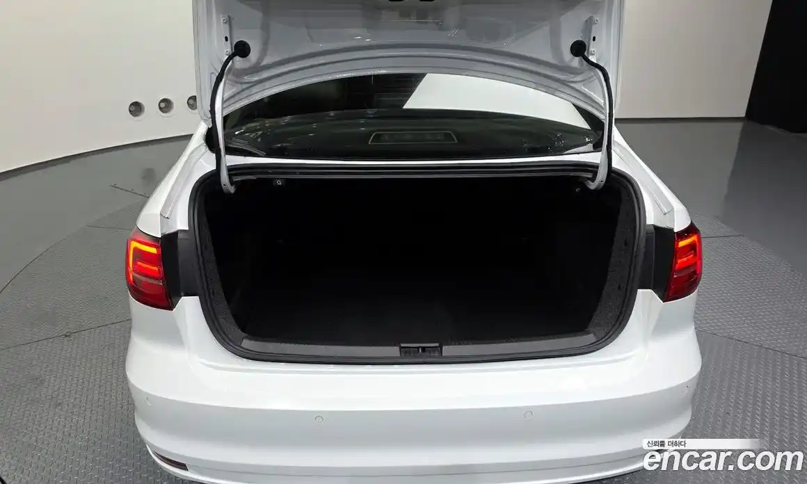 Volkswagen Jetta 2015 2.0 Автомат в Москве № 199136, фото 8