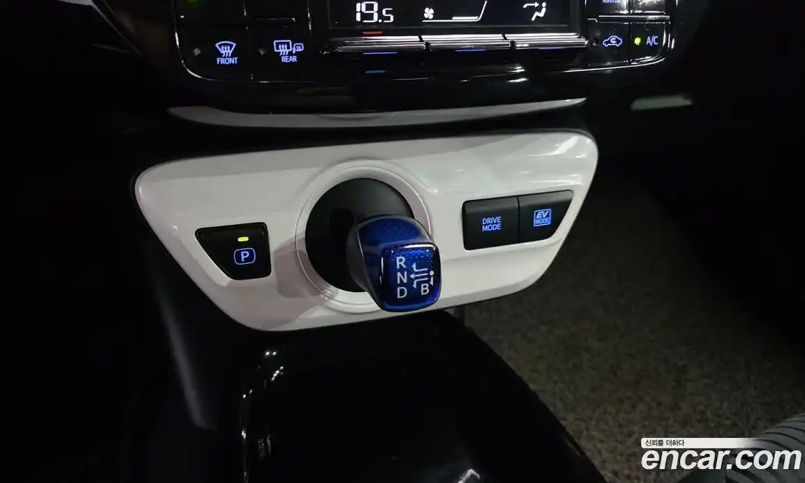 Toyota Prius 2018 1.8 Автомат в Москве № 334921, фото 10