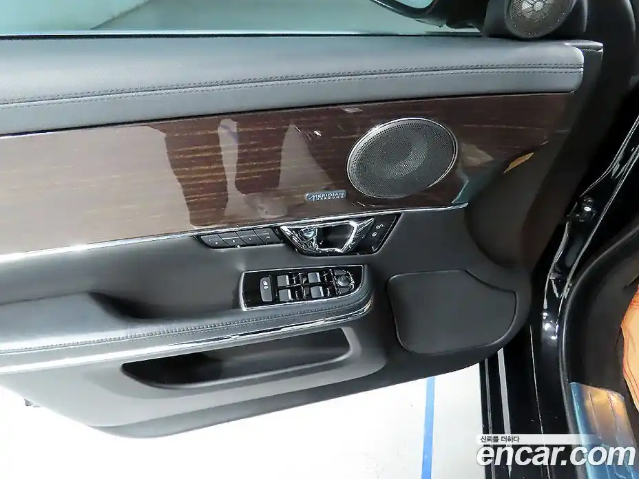 Jaguar XJ 2016 3.0 Автомат в Москве № 386507, фото 13