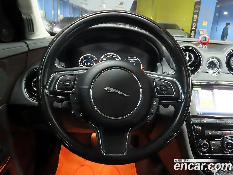 Jaguar XJ 2016 3.0 Автомат в Москве № 386507, фото 9