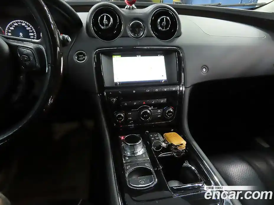 Jaguar XJ 2016 3.0 Автомат в Москве № 386507, фото 10