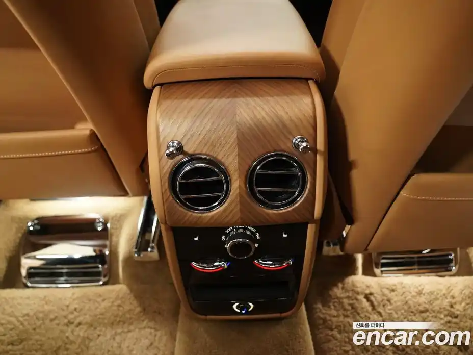 Rolls-Royce Cullinan 2022 6.7 Автомат в Москве № 387385, фото 16