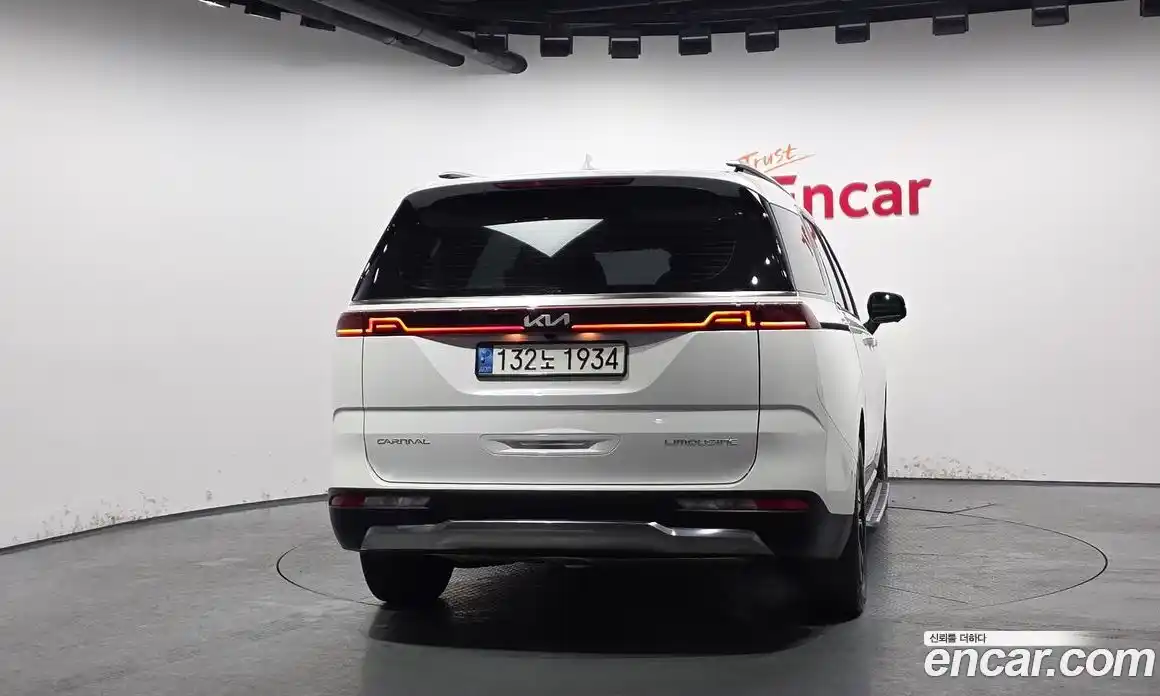 Kia Canival 2023 3.5 Автомат в Москве № 120089, фото 4