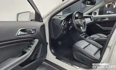 Mercedes-Benz GLA-Class 2018 2.0 Автомат в Москве № 141603, миниатюра 2