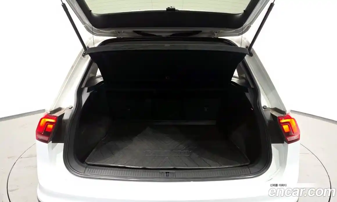 Volkswagen Tiguan 2018 2.0 Автомат в Москве № 168728, фото 10