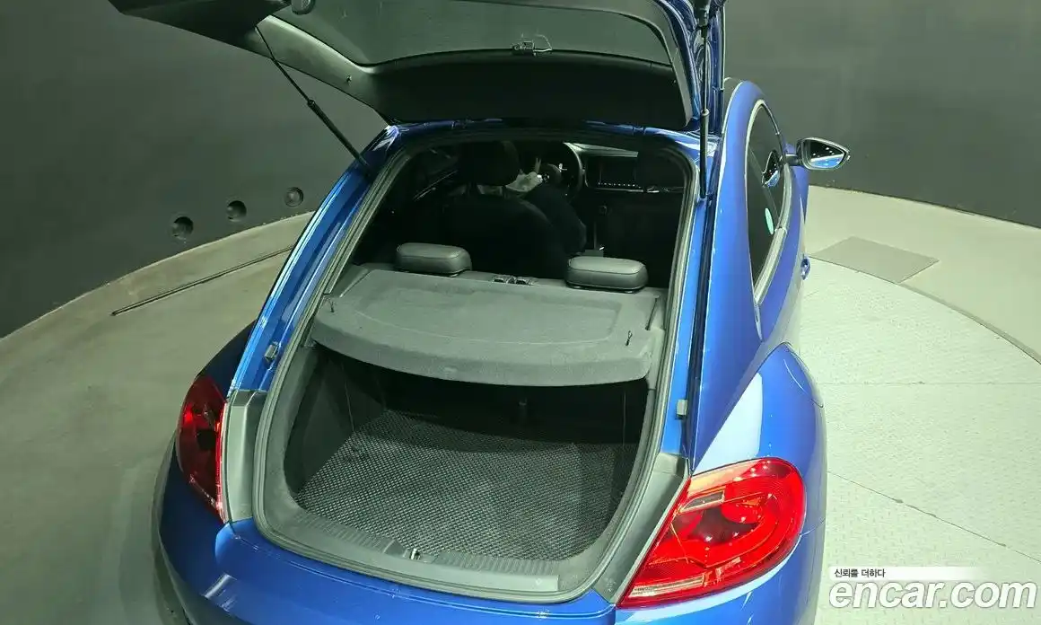 Volkswagen Beatle 2013 2.0 Автомат в Москве № 272633, фото 16