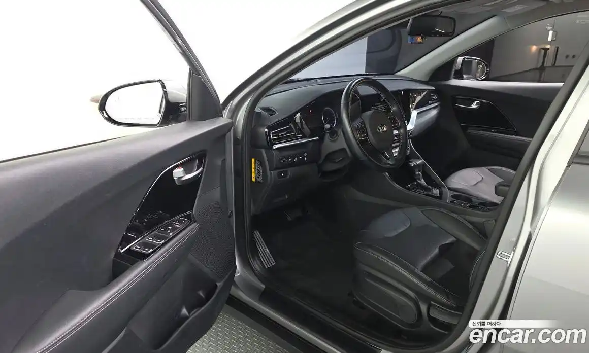 Kia Niro 2020 1.6 Автомат в Москве № 115538, фото 18