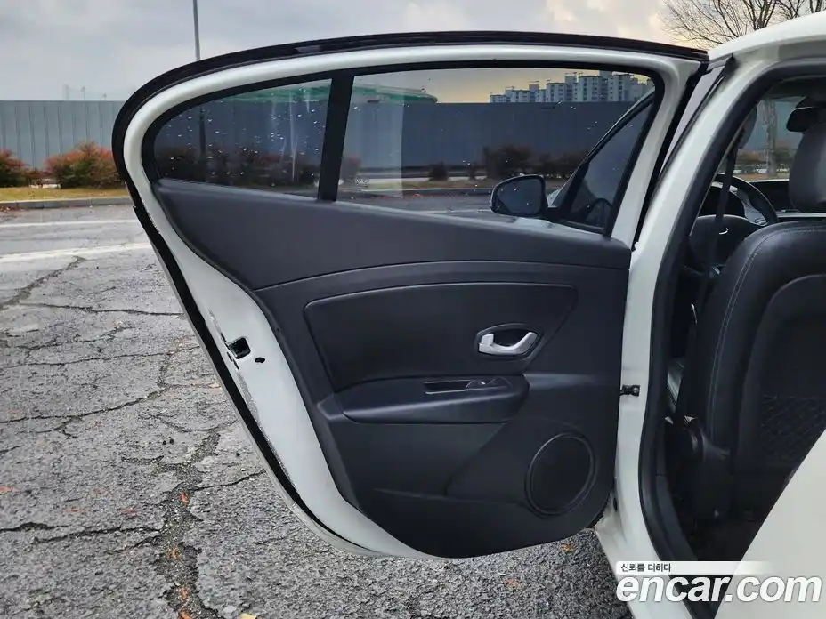 Renault SM3 2014 1.6 Автомат в Москве № 186098, фото 12