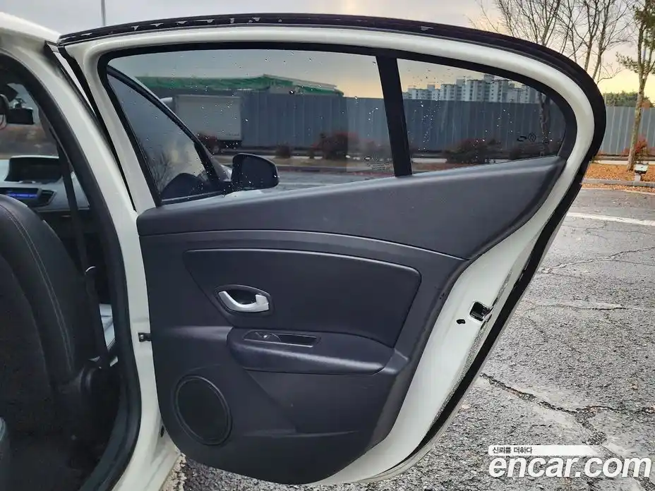 Renault SM3 2014 1.6 Автомат в Москве № 186098, фото 14