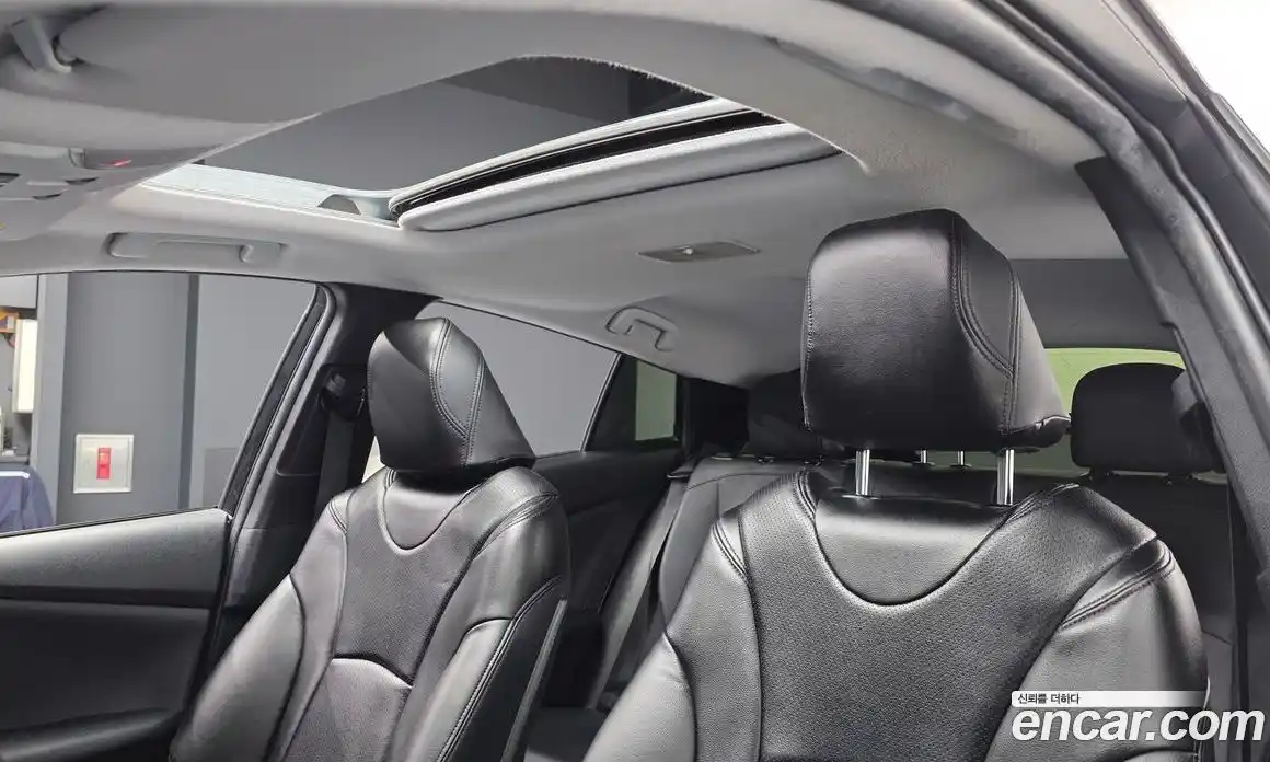 Toyota Prius 2016 1.8 Автомат в Москве № 215539, фото 16