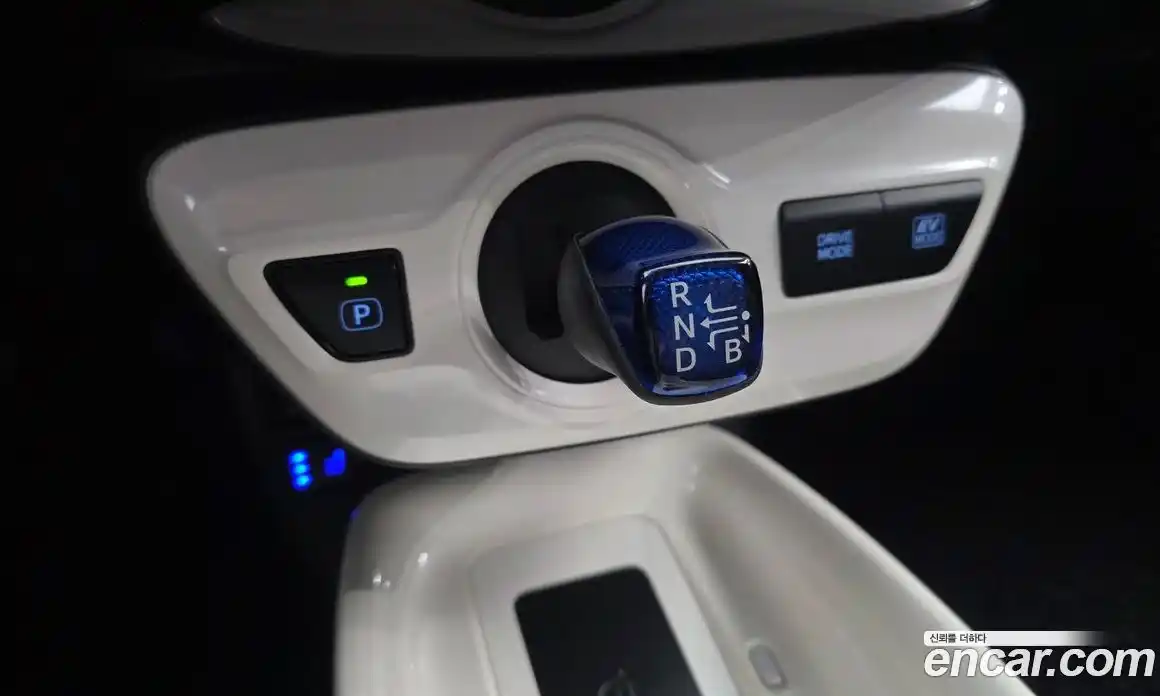 Toyota Prius 2016 1.8 Автомат в Москве № 215539, фото 19