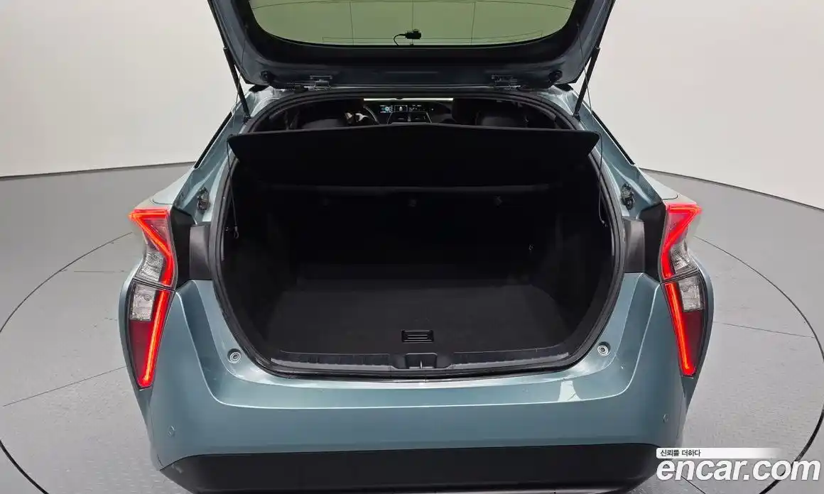 Toyota Prius 2016 1.8 Автомат в Москве № 215539, фото 3