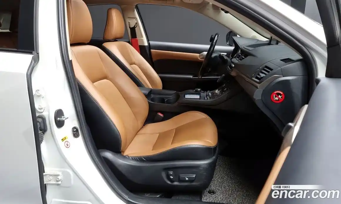 Lexus CT200h 2017 1.8 Автомат в Москве № 300738, фото 16