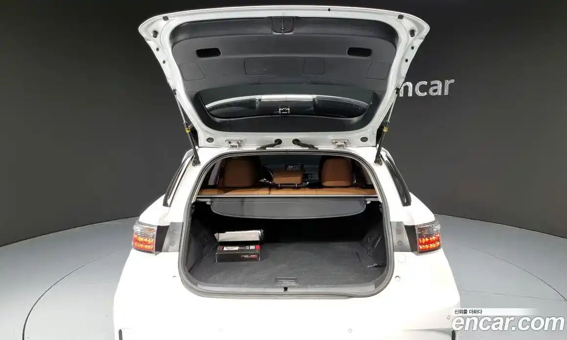 Lexus CT200h 2017 1.8 Автомат в Москве № 300738, фото 6