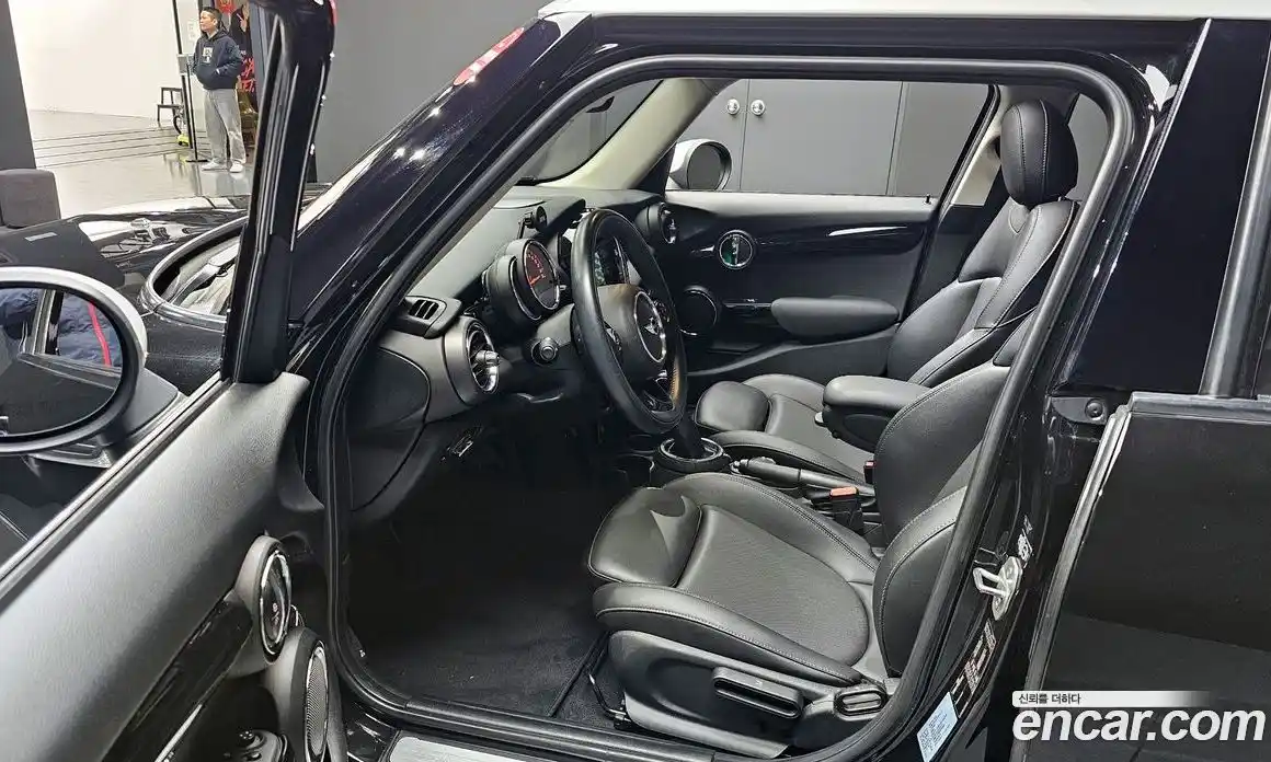 Mini Cooper 2016 1.5 Автомат в Москве № 329380, фото 13