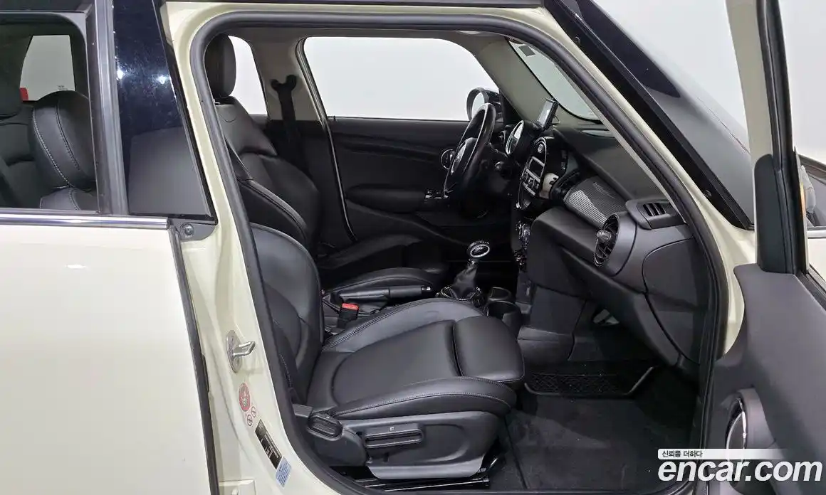 Mini Cooper 2016 1.5 Автомат в Москве № 135911, фото 12