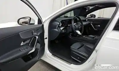 Mercedes-Benz A-Class 2024 2.0 Автомат в Москве № 205790, миниатюра 3