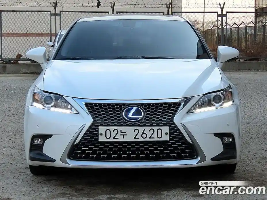 Lexus CT200h 2018 1.8 Автомат в Москве № 168287, фото 1