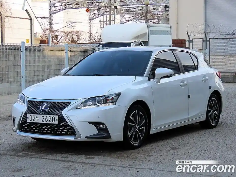 Lexus CT200h 2018 1.8 Автомат в Москве № 168287, фото 2