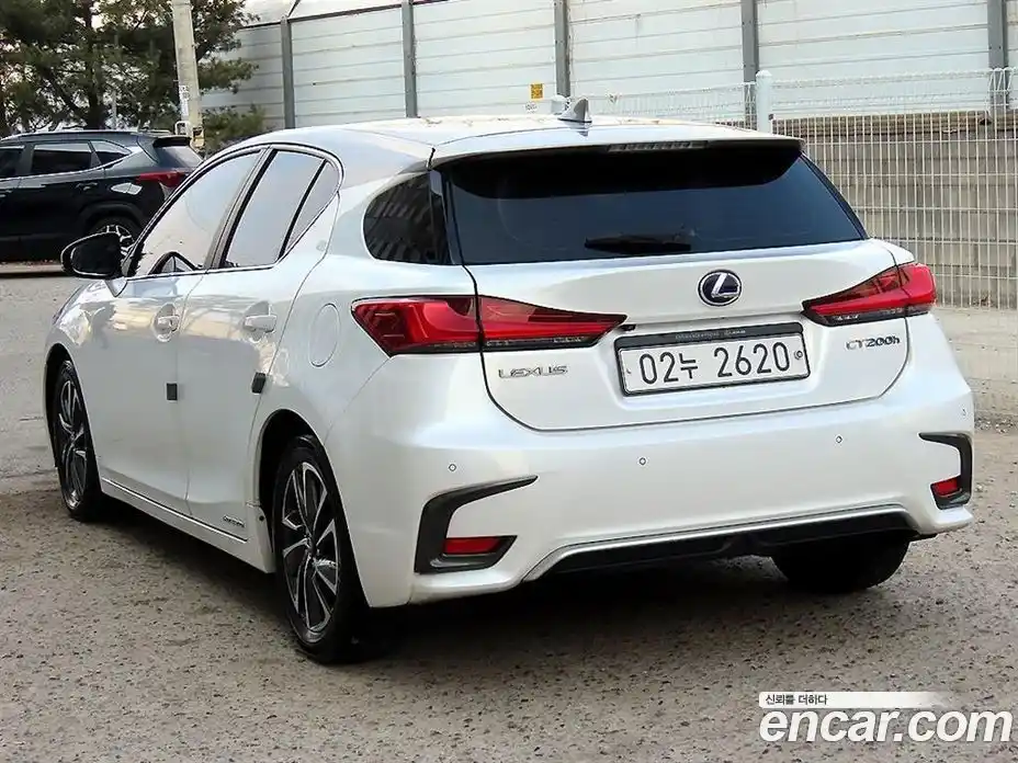 Lexus CT200h 2018 1.8 Автомат в Москве № 168287, фото 3
