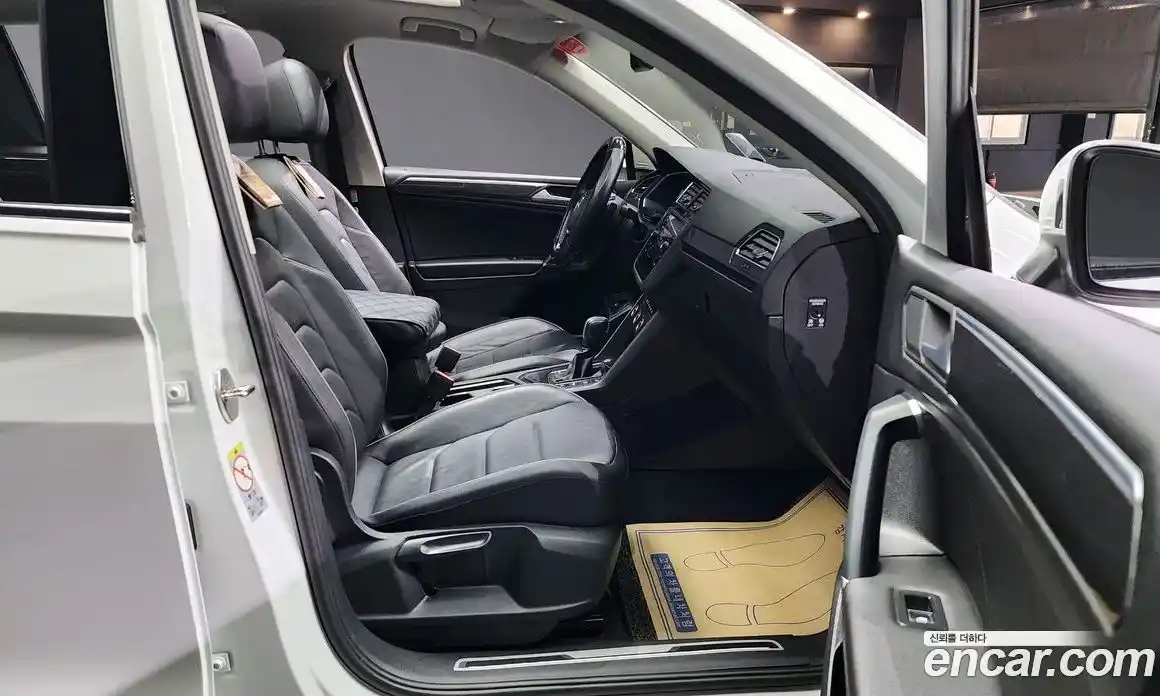 Volkswagen Tiguan 2020 2.0 Автомат в Москве № 215111, фото 2