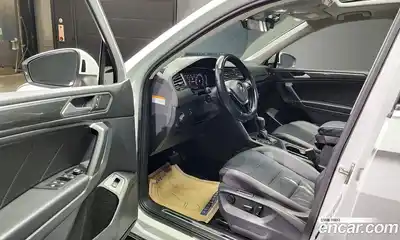 Volkswagen Tiguan 2020 2.0 Автомат в Москве № 215111, миниатюра 4