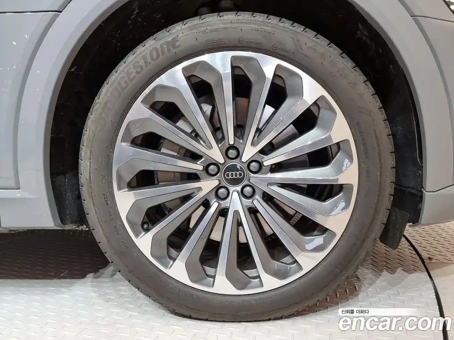 Audi Q8 e-tron 2024 0.2 Автомат в Москве № 230247, фото 5