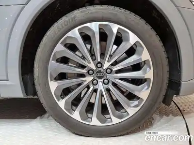 Audi Q8 e-tron 2024 0.2 Автомат в Москве № 230247, миниатюра 5