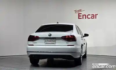 Volkswagen Passat 2018 2.0 Автомат в Москве № 232250, миниатюра 3