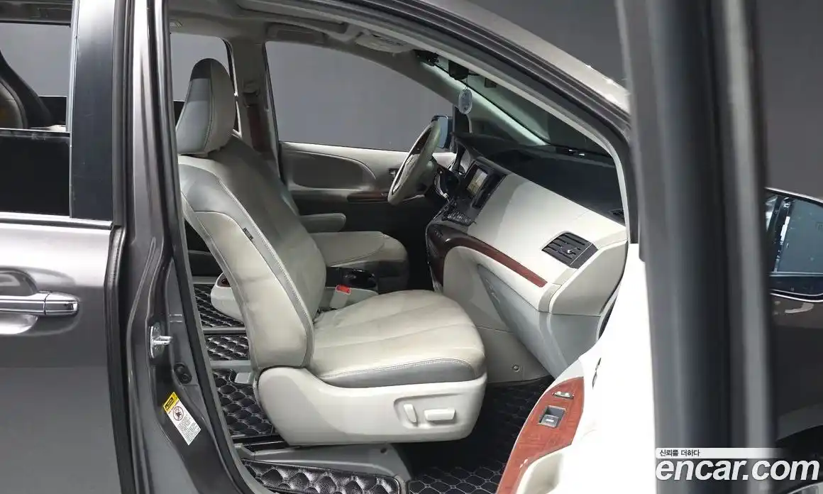 Toyota Sienna 2014 3.5 Автомат в Москве № 199672, фото 17