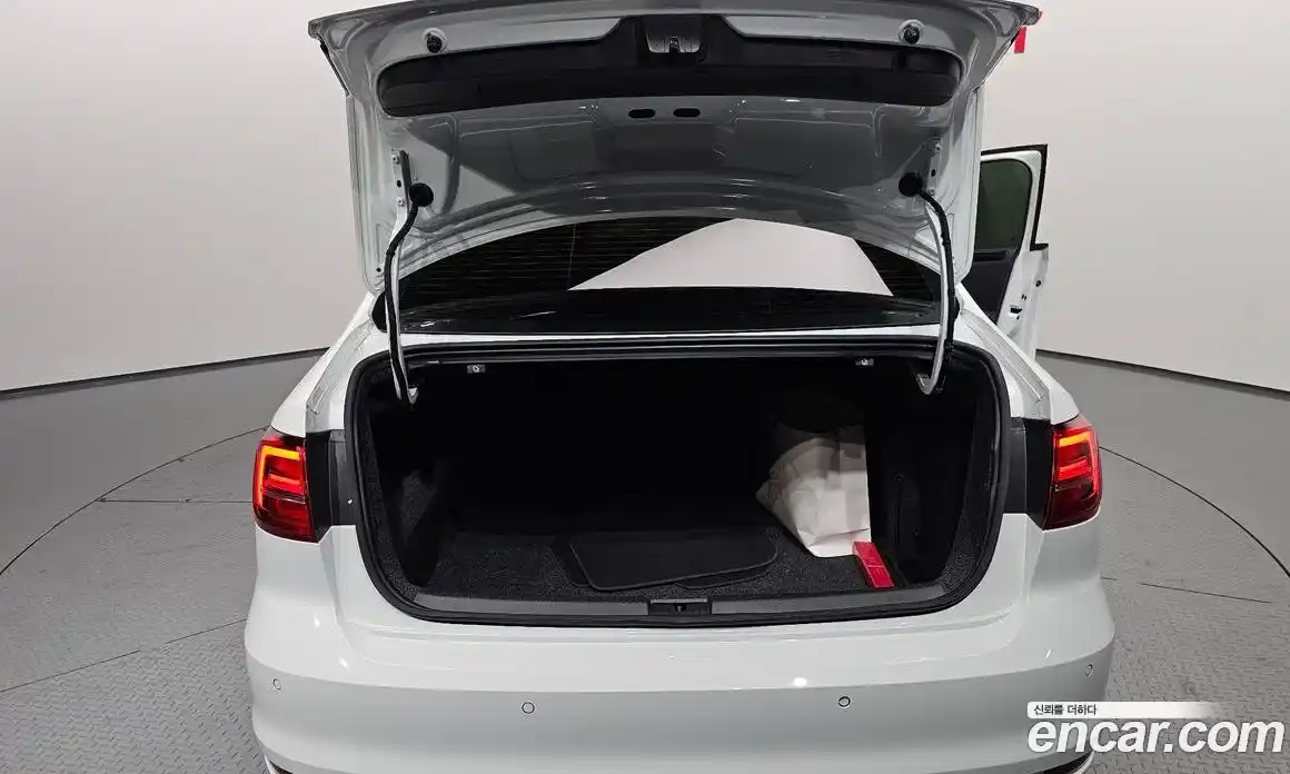 Volkswagen Jetta 2016 2.0 Автомат в Москве № 215267, фото 3