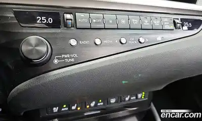 Lexus ES 2019 2.5 Автомат в Москве № 232017, миниатюра 2