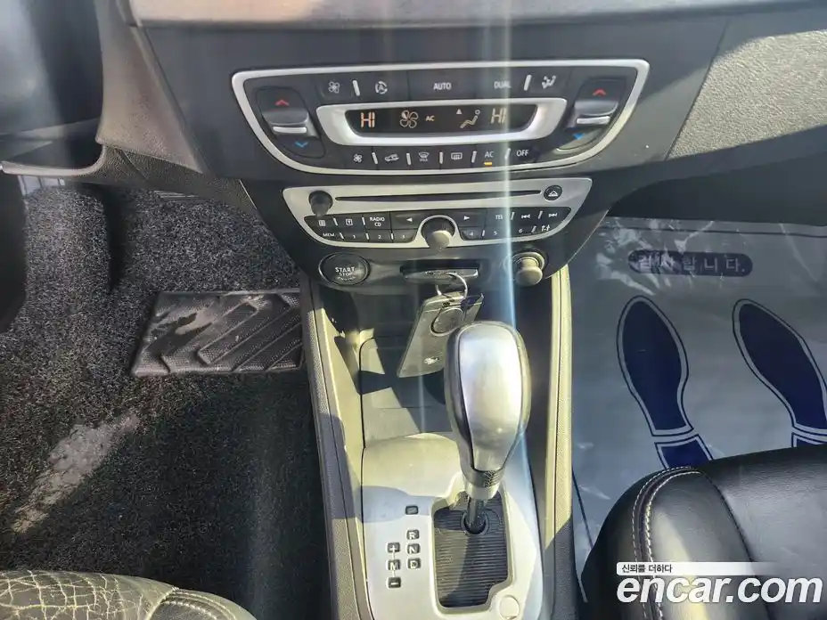 Renault SM3 2010 1.6 Автомат в Москве № 210016, фото 12