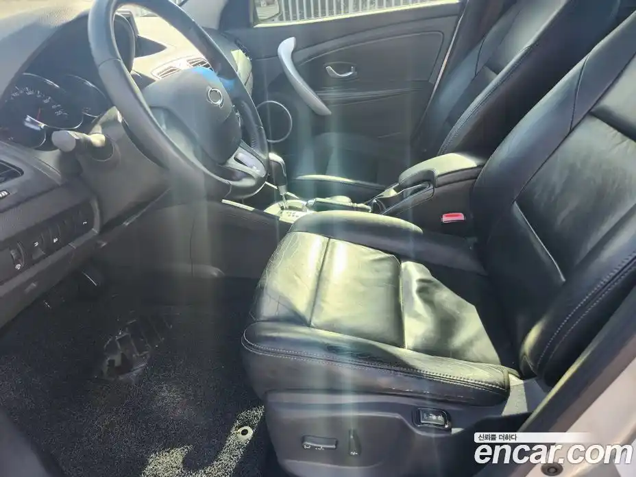 Renault SM3 2010 1.6 Автомат в Москве № 210016, фото 17