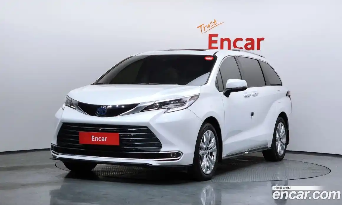 Toyota Sienna 2023 2.5 Автомат в Москве № 170129, фото 1