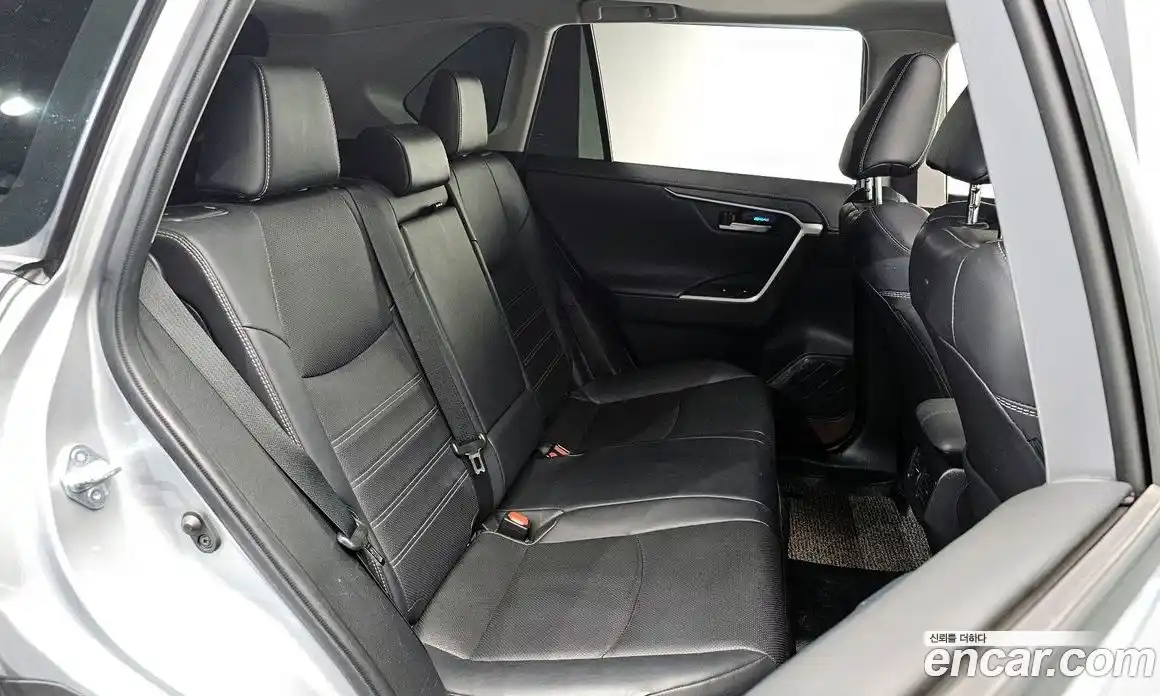 Toyota RAV4 2020 2.5 Автомат в Москве № 170307, фото 17