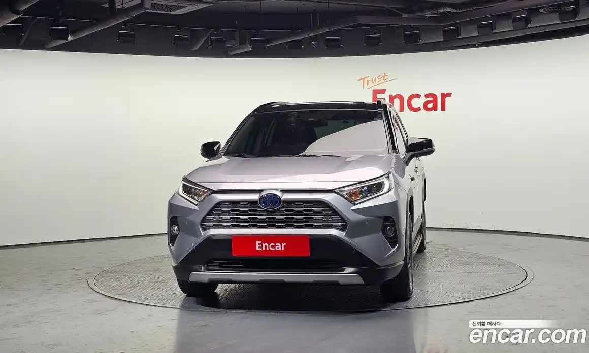 Toyota RAV4 2020 2.5 Автомат в Москве № 170307, фото 4