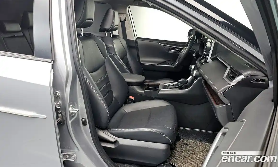 Toyota RAV4 2020 2.5 Автомат в Москве № 170307, фото 7