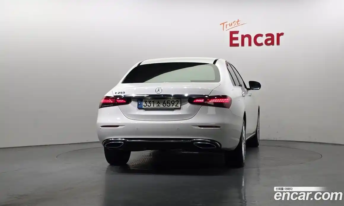 Mercedes-Benz E-Class 2021 2.0 Автомат в Москве № 369615, фото 4