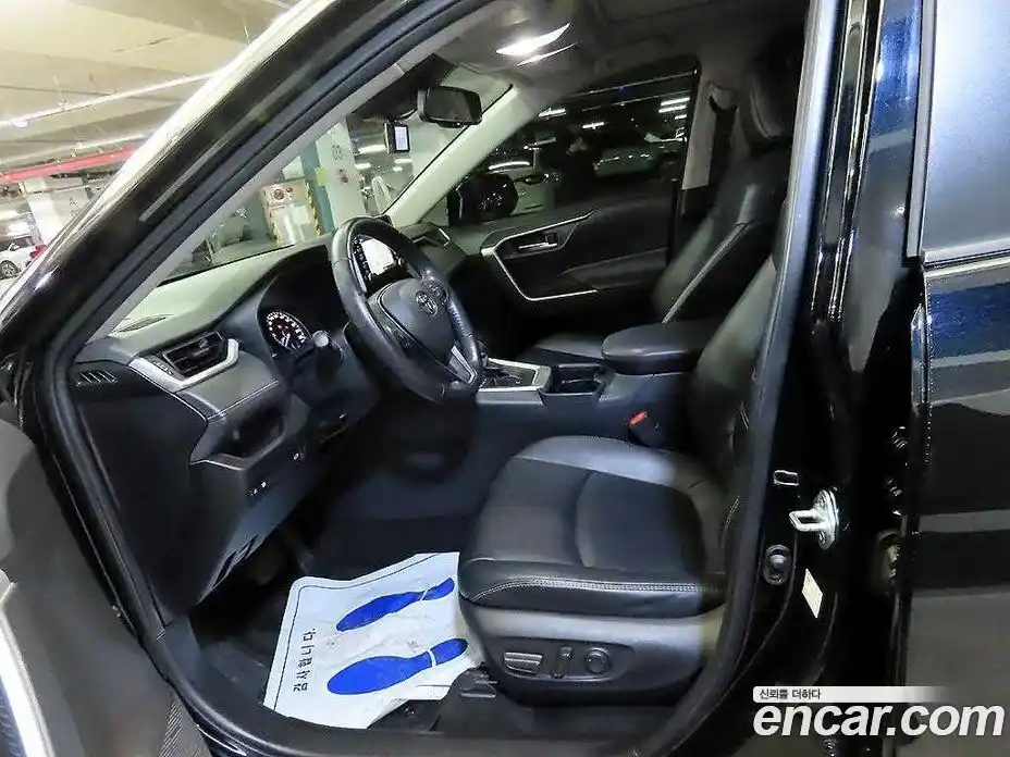 Toyota RAV4 2020 2.5 Автомат в Москве № 170331, фото 19