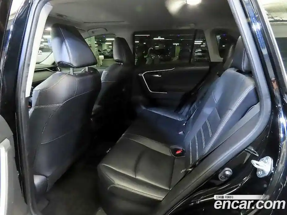 Toyota RAV4 2020 2.5 Автомат в Москве № 170331, фото 10